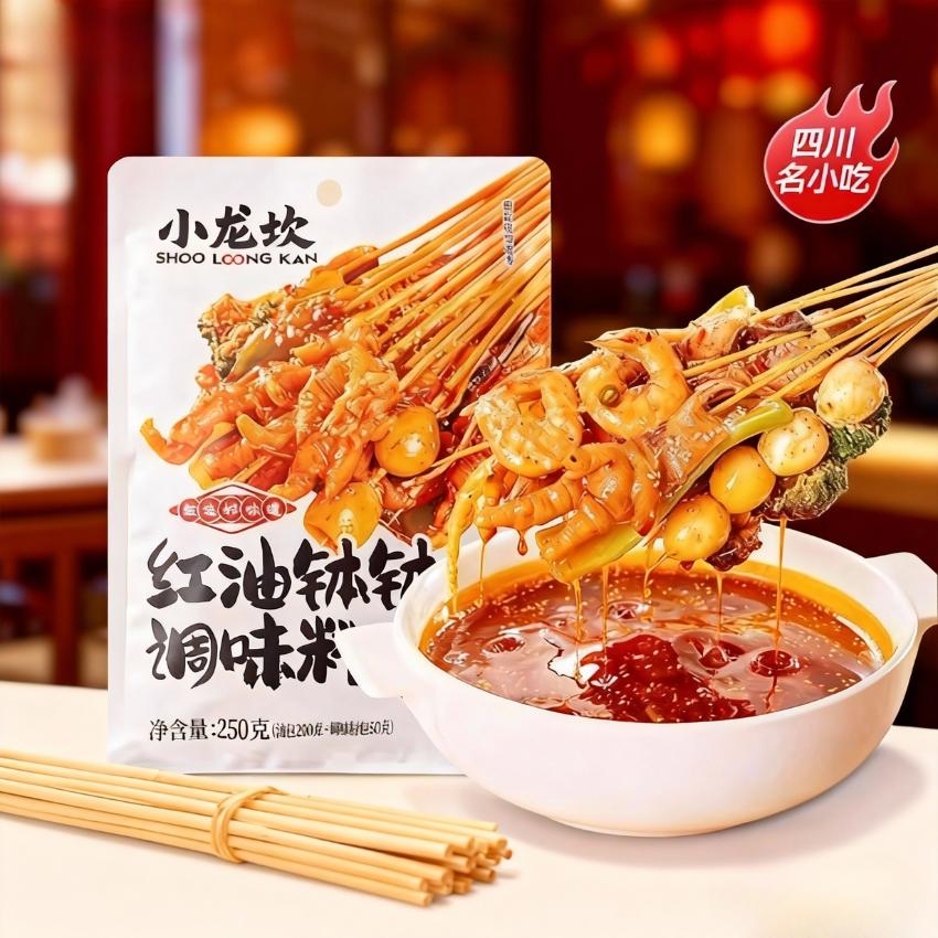 商品情報 名称 小龍坎 紅油ボボジー調味料 保存方法 常温で保存してください。 保存期間 枠に記載 内容量 250g ブランド 小龍坎 原産国 中国 特徴 「ボボジー（钵钵鸡）」は四川発祥の人気屋台料理。 茹でた肉や野菜を串に刺し、香り高い紅油（ラー油）ダレにくぐらせて食べる、四川伝統の麻辣グルメです。 本商品は、重慶の有名火鍋ブランド 小龍坎（シャオロンカン）監修の本格紅油ボボジー調味料。 唐辛子の辛味、花椒のしびれ、香辛料の深みをバランス良く仕上げた、 香り高い万能麻辣ソースです。