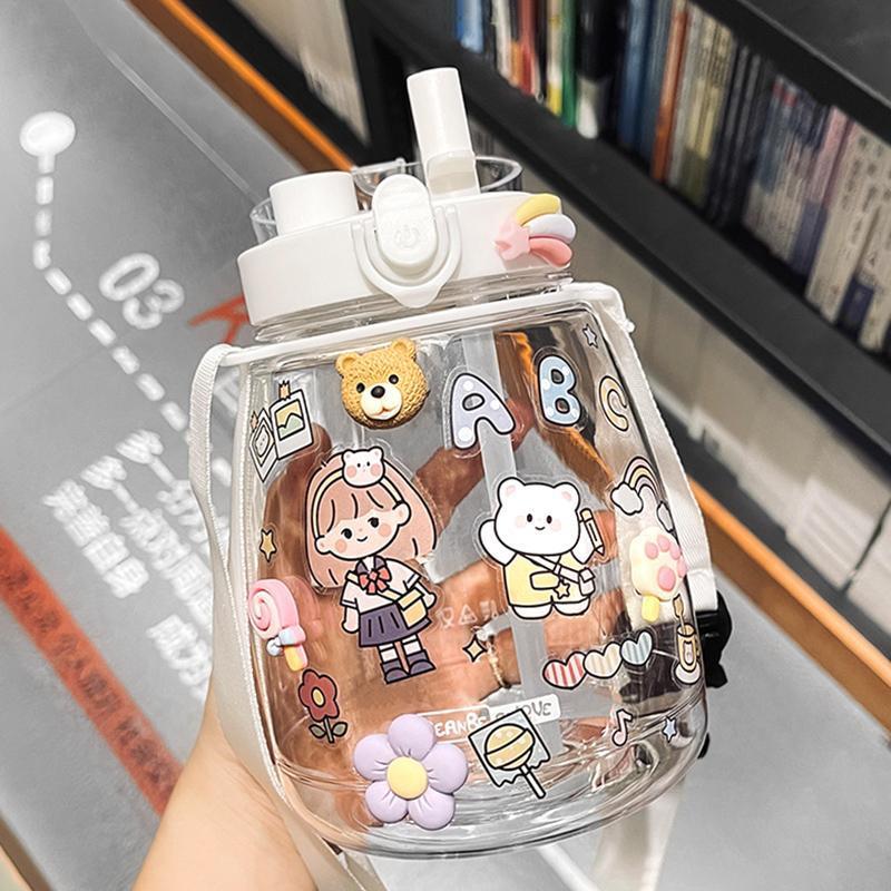 樂天商城 - 【シール付き】水筒 1300ML 冷水筒 ストロー付き 冷水ボトル 蓋付き 洗いやすい 大容量プラスチックカップ 水差し 夏アイテム 男女兼用 漏れ防止 給水 お茶入れ 大容量 可愛い 通学通勤 部活 女の子 おしゃれ プレゼント ギフト