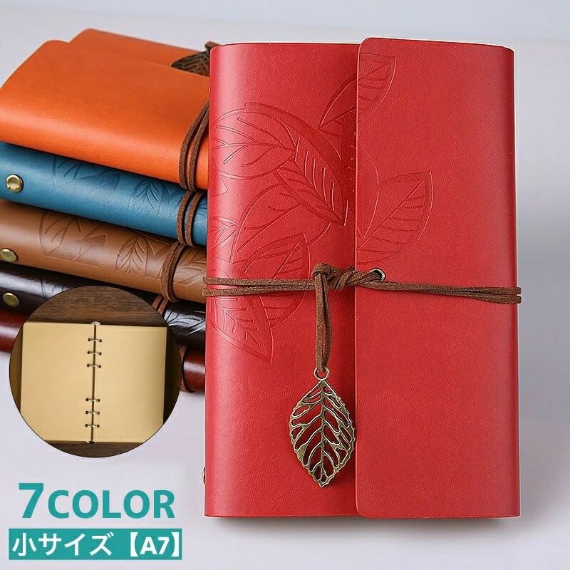 リーフ柄のレトロデザインが素敵なA7サイズの手帳です。便利なルーズリーフ式で、リングは簡単に開閉できるためご自由に取り付けが可能◎手になじみやすいレザー調カバーで、持ち運びにも便利♪※他のサイズも販売中です。中サイズ(A6)【-1】大サイズ(A5)【-2】で検索してください。 【サイズについて】画像をご参照ください。 【カラーについて】生産ロットにより柄の出方や色の濃淡が異なる場合がございます。お使いのモニターや撮影時の光の加減などにより画像と実際の商品のカラーが異なる場合もございます。予告なしにカラーやデザインなどの変更がある場合もございます。 【素材について】PU