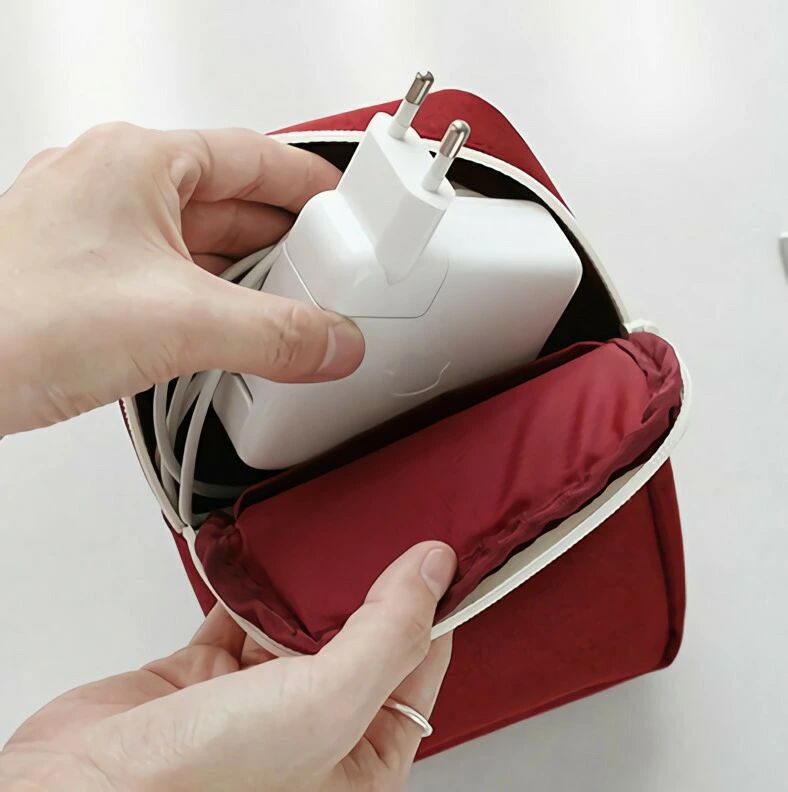ガジェットポーチ モバイルアクセサリー収納 ケース トラベルポーチ イヤホンケース 充電器 バッテリー スマホ ケーブル コード収納 小物入れ 刺繍入り 持ち運び 出張 旅行 通勤 ファスナー メッシュポケット 雑貨 シンプル 便利グッズ かわいい コンパクト カジュ tenjinbashiselect-10133454 天神橋セレクト サンプル画像3