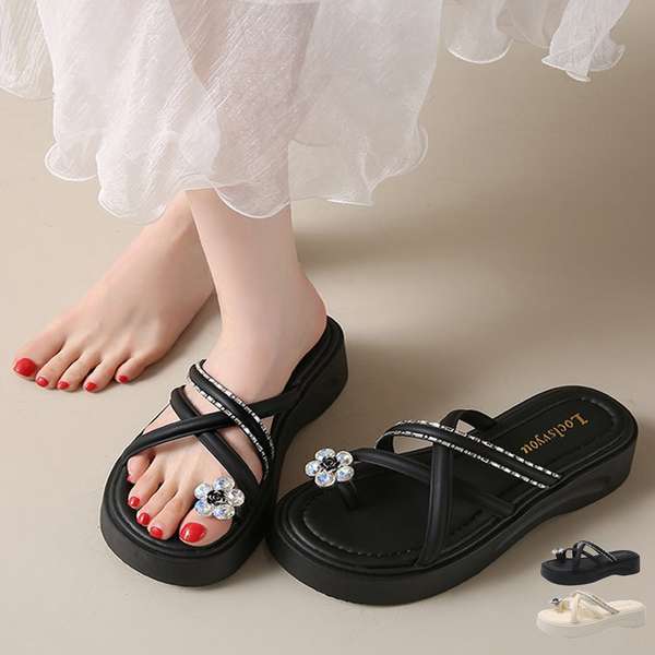 👕 トップス 👗 ワンピース 👗 スカート👖 パンツ 🧥 アウター 👔 セットアップ👟 シューズ 👜 バッグ 💎 アクセサリー商品についてキラッと輝くラインストーン付きデザインが印象的な厚底ミュールサンダル。クロスストラップとフラワービジューデザインが足元に上品な華やかさをプラス。脚のラインをすっきり見せ、バランスの良いシルエットを演出。安定感のある厚底ソールで、スタイルアップと歩きやすさを両立。旅行やお出かけなど、たくさん歩く日にもぴったりの一足。詳細データカラー：ブラック/アイボリーサイズ：22.5cm（35）/23.0cm（36）/23.5cm（37）/24.0cm（38）/24.5cm（39）（カッコ内は靴底表記となります）[22.5]長さ:約22.5cm 幅:約10.5cm ヒール:約5cm プラットフォーム:約2.5cm[23.0]長さ:約23.0cm 幅:約10.5cm ヒール:約5cm プラットフォーム:約2.5cm[23.5]長さ:約23.5cm 幅:約10.5cm ヒール:約5cm プラットフォーム:約2.5cm[24.0]長さ:約24.0cm 幅:約10.5cm ヒール:約5cm プラットフォーム:約2.5cm[24.5]長さ:約24.5cm 幅:約10.5cm ヒール:約5cm プラットフォーム:約2.5cm重さ（両足）：約494g-548g生産国：中国甲素材：合成皮革底素材：合成底ATTENTION※すべて平置きサイズです（採寸方法違いより、多少の誤差がございますので、ご了承ください）。※海外輸入品のため、商品の細部仕様は多少異なる場合がございます。予めご了承の上、ご注文お願い致します。※商品写真はお使いのモニターや外部環境により、実物とは色味や質感が異なる場合がございます。予めご了承くださいませ。👕 トップス 👗 ワンピース 👗 スカート👖 パンツ 🧥 アウター 👔 セットアップ👟 シューズ 👜 バッグ 💎 アクセサリー商品についてキラッと輝くラインストーン付きデザインが印象的な厚底ミュールサンダル。クロスストラップとフラワービジューデザインが足元に上品な華やかさをプラス。脚のラインをすっきり見せ、バランスの良いシルエットを演出。安定感のある厚底ソールで、スタイルアップと歩きやすさを両立。旅行やお出かけなど、たくさん歩く日にもぴったりの一足。詳細データカラー：ブラック/アイボリーサイズ：22.5cm（35）/23.0cm（36）/23.5cm（37）/24.0cm（38）/24.5cm（39）（カッコ内は靴底表記となります）[22.5]長さ:約22.5cm 幅:約10.5cm ヒール:約5cm プラットフォーム:約2.5cm[23.0]長さ:約23.0cm 幅:約10.5cm ヒール:約5cm プラットフォーム:約2.5cm[23.5]長さ:約23.5cm 幅:約10.5cm ヒール:約5cm プラットフォーム:約2.5cm[24.0]長さ:約24.0cm 幅:約10.5cm ヒール:約5cm プラットフォーム:約2.5cm[24.5]長さ:約24.5cm 幅:約10.5cm ヒール:約5cm プラットフォーム:約2.5cm重さ（両足）：約494g-548g生産国：中国甲素材：合成皮革底素材：合成底ATTENTION※すべて平置きサイズです（採寸方法違いより、多少の誤差がございますので、ご了承ください）。※海外輸入品のため、商品の細部仕様は多少異なる場合がございます。予めご了承の上、ご注文お願い致します。※商品写真はお使いのモニターや外部環境により、実物とは色味や質感が異なる場合がございます。予めご了承くださいませ。