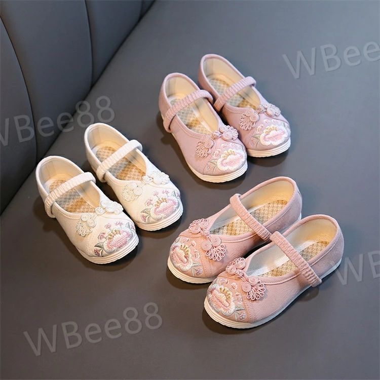 草履のかわりに履ける痛くない楽ちん靴。 七五三の女の子の3歳の時には三つ身の被布着物を着ますが、まだまだ小さいので履きなれない草履を嫌がることもあります。 実際に足袋を履いて、草履を履かせてお出かけすると滑って脱げたり、躓いたり。草履で上手に歩くのはまだちょっと難しいよね、というのが本当のところです。 そこで当店は、記念になる日をご機嫌で過ごせるように和柄の靴をご用意しました。 刺繍がされていて、着物ともなじみやすく、非常に軽くて柔らかい靴ですので、神社など段差の多い場所や砂利道もへっちゃらで機嫌よく歩いてくれますよ。 七五三が終われば、飾りを取って普段の靴として履いても可愛いです。 サイズ 25 内長15.0cm 26 内長15.7cm 27 内長16.3cm 28内長17.0cm 29 内長17.7cm 30内長18.3cm 31内長19.0cm 32内長19.7cm 33内長20.3cm 34内長21.0cm 34 内長21.7cm 35内長22.3cm 34 内長23.0cm 素材：綿 色：ピンク ホワイト パープル 備考 ●サイズ詳細等の測り方はスタッフ間で統一、徹底はしておりますが、実寸は商品によって若干の誤差(1cm〜3cm )がある場合がございますので、予めご了承ください。 ●製造ロットにより、細部形状の違いや、同色でも色味に多少の誤差が生じます。 ●パッケージは改良のため予告なく仕様を変更する場合があります。 ▼商品の色は、撮影時の光や、お客様のモニターの色具合などにより、実際の商品と異なる場合がございます。あらかじめ、ご了承ください。 ▼生地の特性上、やや匂いが強く感じられるものもございます。数日のご使用や陰干しなどで気になる匂いはほとんど感じられなくなります。 ▼同じ商品でも生産時期により形やサイズ、カラーに多少の誤差が生じる場合もございます。 ▼出荷前に全て検品を行っておりますが、万が一商品に不具合があった場合は、お問い合わせフォームまたはメールよりご連絡頂けます様お願い申し上げます。速やかに対応致しますのでご安心ください。草履のかわりに履ける痛くない楽ちん靴。 七五三の女の子の3歳の時には三つ身の被布着物を着ますが、まだまだ小さいので履きなれない草履を嫌がることもあります。 実際に足袋を履いて、草履を履かせてお出かけすると滑って脱げたり、躓いたり。草履で上手に歩くのはまだちょっと難しいよね、というのが本当のところです。 そこで当店は、記念になる日をご機嫌で過ごせるように和柄の靴をご用意しました。 刺繍がされていて、着物ともなじみやすく、非常に軽くて柔らかい靴ですので、神社など段差の多い場所や砂利道もへっちゃらで機嫌よく歩いてくれますよ。 七五三が終われば、飾りを取って普段の靴として履いても可愛いです。 サイズ 25 内長15.0cm 26 内長15.7cm 27 内長16.3cm 28内長17.0cm 29 内長17.7cm 30内長18.3cm 31内長19.0cm 32内長19.7cm 33内長20.3cm 34内長21.0cm 34 内長21.7cm 35内長22.3cm 34 内長23.0cm 素材：綿 色：ピンク ホワイト パープル 備考 ●サイズ詳細等の測り方はスタッフ間で統一、徹底はしておりますが、実寸は商品によって若干の誤差(1cm〜3cm )がある場合がございますので、予めご了承ください。 ●製造ロットにより、細部形状の違いや、同色でも色味に多少の誤差が生じます。 ●パッケージは改良のため予告なく仕様を変更する場合があります。 ▼商品の色は、撮影時の光や、お客様のモニターの色具合などにより、実際の商品と異なる場合がございます。あらかじめ、ご了承ください。 ▼生地の特性上、やや匂いが強く感じられるものもございます。数日のご使用や陰干しなどで気になる匂いはほとんど感じられなくなります。 ▼同じ商品でも生産時期により形やサイズ、カラーに多少の誤差が生じる場合もございます。 ▼出荷前に全て検品を行っておりますが、万が一商品に不具合があった場合は、お問い合わせフォームまたはメールよりご連絡頂けます様お願い申し上げます。速やかに対応致しますのでご安心ください。