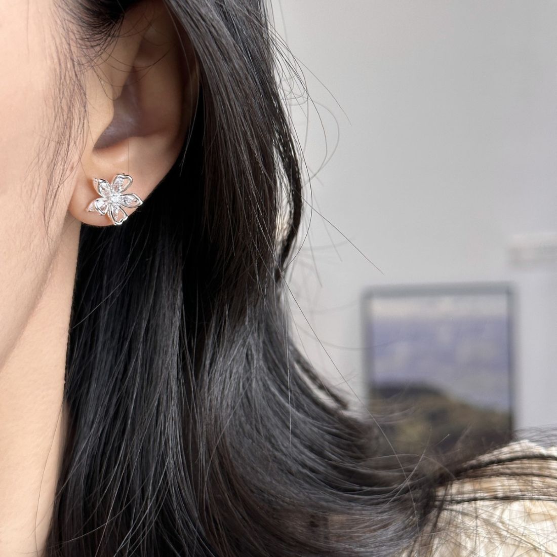 Rakuten - 耳元に咲く、さりげない華やぎフラワーフープピアス アクセサリー 両耳 耳元 ファッション雑貨 花 かわいい 輝き 立体感 フェミニン 両耳セット 上品 きらめき お出かけ オフィス セレモニー デイリー