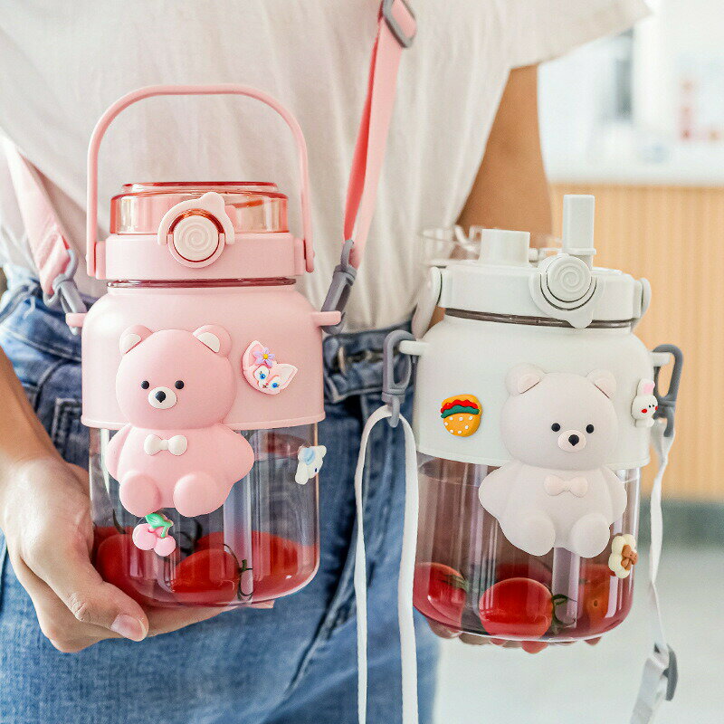 Rakuten - 【シール付き】ウォーターボトル 水筒 スポーツボトル ストロー付ドリンクボトル 直飲み 漏れ防止 肩ひも付き プラスチックボトル 超軽量 携帯便利 夏アイテム アウトドア スポーツ キャンプ ランニング ジム 可愛い 女の子 おしゃれ プレゼント