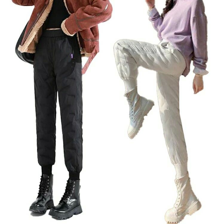 商品説明 商品内容超暖かいレディースダウンパンツです。膝?足腰の冷え対策防寒着。温もりをしっかりキープし防寒性と保温性の優れ、ファッション性と機能性を融合させたダウンスキニーパンツです！部屋着だけでなく、おでかけにも十分使えます。ウエストの内側はゴムでラクにはける。両サイドには便利なジッパーポケット付。裾から入る冷気も内側ゴムの二重構造でシャットアウト。冷気の侵入を防ぎます。やや深めの股上にすることで、トップスをパンツにインして着ても背中が出づらく暖かい構造にしました。ファッション性と機能性を融合させたダウンスキニーパンツです！部屋着だけでなく、おでかけにも十分使えます。落ち着いた色合いで大人っぽくて優しい雰囲気に漂ってます。定番デザインで様々なトップスに合わせやすく、使い勝手の良いシンプルアイテム。肌寒い時期にサッと羽織る。通学服としても重宝するアイテムです。すっきりとした見た目でありながら、防寒性と保温性も優れています。真冬の朝のお散歩にもオススメ！レジャーやアウトドアはもちろん、タウンユースにも部屋着にもおススメです。 素材ダウン＋コットン＋ポリエステル カラーオフホワイト ブラック 生産国中国 サイズS　着丈95/ウエスト63/ヒップ92/裾口21.5/ワタリ幅58(cm) M　着丈95/ウエスト66/ヒップ96/裾口22/ワタリ幅60(cm) L　着丈95/ウエスト69/ヒップ100/裾口22.5/ワタリ幅62(cm) XL　着丈96/ウエスト72/ヒップ104/裾口23/ワタリ幅64(cm) 2XL　着丈96/ウエスト75/ヒップ108/裾口23.5/ワタリ幅66(cm) 3XL　着丈96/ウエスト78/ヒップ112/裾口24/ワタリ幅68(cm) 4XL　着丈97/ウエスト81/ヒップ116/裾口24.5/ワタリ幅70(cm) 注意書き※製造過程で商品に水跡のような跡が付く場合がございます。不良とは異なりますためご了承ください ※商品写真は、できる限り現品を再現するように画像処理などの補正を行っておりますが、ご利用のモニターや環境により差異が生じます。予めご了承ください。 ※生地の特性上、多少ニオイがある場合がございますが、日陰干しで数日干していただくか、あるいは数回ご使用していただく間に、 ニオイは気にならなくなります。 ※上記の数値は、実測によるものです。多少の誤差はご容赦ください。 ※仕様は予告なく変更される場合があります。（ご使用に差し支えない程度）★洗濯時、色落ちがございます。他の物とのお洗濯もお控えくださいませ。湿気を含んだ状態や水を含んだまま放置しないでください。この製品は洗濯で若干縮むことがあります。洗濯機は使用できません。 ※ベージュ×モカのみ使用糸の関係上、風合いが少々異なります。 ●綿混合商品は洗濯時に多少縮む事がございます。 ●本製品は生産過程におきまして、生地を織る際の糸の継ぎ目や多少のほつれが生じることがありまが、品質上は問題ありません。また、生地の織りに他繊維が混紡している場合もございます。 ▼色落ちの恐れがございますので、他のものとは分けて洗濯してください。 ▼タンブラー乾燥はお避け下さい。 ▼洗濯の際は他の物と区別して、漂白剤を避け、手洗いを お勧めします。商品説明 商品内容超暖かいレディースダウンパンツです。膝?足腰の冷え対策防寒着。温もりをしっかりキープし防寒性と保温性の優れ、ファッション性と機能性を融合させたダウンスキニーパンツです！部屋着だけでなく、おでかけにも十分使えます。ウエストの内側はゴムでラクにはける。両サイドには便利なジッパーポケット付。裾から入る冷気も内側ゴムの二重構造でシャットアウト。冷気の侵入を防ぎます。やや深めの股上にすることで、トップスをパンツにインして着ても背中が出づらく暖かい構造にしました。ファッション性と機能性を融合させたダウンスキニーパンツです！部屋着だけでなく、おでかけにも十分使えます。落ち着いた色合いで大人っぽくて優しい雰囲気に漂ってます。定番デザインで様々なトップスに合わせやすく、使い勝手の良いシンプルアイテム。肌寒い時期にサッと羽織る。通学服としても重宝するアイテムです。すっきりとした見た目でありながら、防寒性と保温性も優れています。真冬の朝のお散歩にもオススメ！レジャーやアウトドアはもちろん、タウンユースにも部屋着にもおススメです。 素材ダウン＋コットン＋ポリエステル カラーオフホワイト ブラック 生産国中国 サイズS　着丈95/ウエスト63/ヒップ92/裾口21.5/ワタリ幅58(cm) M　着丈95/ウエスト66/ヒップ96/裾口22/ワタリ幅60(cm) L　着丈95/ウエスト69/ヒップ100/裾口22.5/ワタリ幅62(cm) XL　着丈96/ウエスト72/ヒップ104/裾口23/ワタリ幅64(cm) 2XL　着丈96/ウエスト75/ヒップ108/裾口23.5/ワタリ幅66(cm) 3XL　着丈96/ウエスト78/ヒップ112/裾口24/ワタリ幅68(cm) 4XL　着丈97/ウエスト81/ヒップ116/裾口24.5/ワタリ幅70(cm) 注意書き※製造過程で商品に水跡のような跡が付く場合がございます。不良とは異なりますためご了承ください ※商品写真は、できる限り現品を再現するように画像処理などの補正を行っておりますが、ご利用のモニターや環境により差異が生じます。予めご了承ください。 ※生地の特性上、多少ニオイがある場合がございますが、日陰干しで数日干していただくか、あるいは数回ご使用していただく間に、 ニオイは気にならなくなります。 ※上記の数値は、実測によるものです。多少の誤差はご容赦ください。 ※仕様は予告なく変更される場合があります。（ご使用に差し支えない程度）★洗濯時、色落ちがございます。他の物とのお洗濯もお控えくださいませ。湿気を含んだ状態や水を含んだまま放置しないでください。この製品は洗濯で若干縮むことがあります。洗濯機は使用できません。 ※ベージュ×モカのみ使用糸の関係上、風合いが少々異なります。 ●綿混合商品は洗濯時に多少縮む事がございます。 ●本製品は生産過程におきまして、生地を織る際の糸の継ぎ目や多少のほつれが生じることがありまが、品質上は問題ありません。また、生地の織りに他繊維が混紡している場合もございます。 ▼色落ちの恐れがございますので、他のものとは分けて洗濯してください。 ▼タンブラー乾燥はお避け下さい。 ▼洗濯の際は他の物と区別して、漂白剤を避け、手洗いを お勧めします。