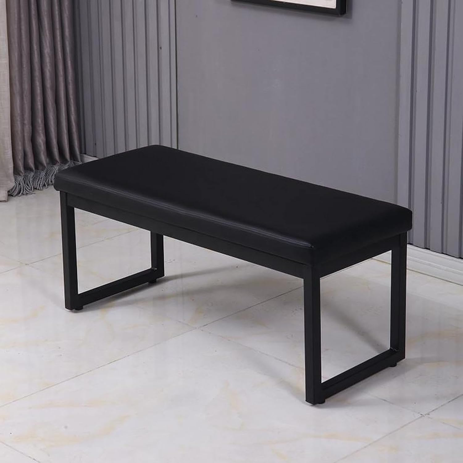 　　　 -------商品詳細------- ◆【サイズ（cm）】：100*40*43cm 120*40*43cm 150*40*43cm； 材質：PUレザー ＋ 金属脚； 【スッキリとしたスチール脚】細くスッキリとした印象のスチール脚がデザインを軽やかに仕上げ、重厚感の中にも圧迫感を感じさせません。 【高密度スポンジ】座面には高密度スポンジを採用し、しっかりとしたクッション性で長時間座っても快適な座り心地をキープ。さらに、通気性の良い張地を使用しているため、ムレにくく、オールシーズン快適に使用できます。適度な弾力があるため、足を置いたときのフィット感も優れているで、リラックスタイムをより快適にサポートします。 【ゆとりのあるサイズ感】2人並んで座っても余裕のあるサイズ感で、窮屈さを感じさせません。●やや硬めで疲れにくいクッション性【テーブル下に収まる】ベンチスタイルならテーブル下にスッキリと収納でき、省スペース効果があります。 【ベンチ】背もたれがないためお部屋がすっきりとした印象に見えるベンチ。どちらからも座りやすく、お子様がいるご家庭にも推奨です。ベンチは座るだけでなく、お気に入りのものを飾って楽しむ場所にも。単体で色々な使い方ができるので一台あると便利です。説明 ■ 空間が広く見えるベンチ シンプルなデザインのベンチは、オープンな脚がすっきりとした印象を与えるので空間を広く見せます。 重厚感のあるヴィンテージな雰囲気ながらも、重くなりすぎずお部屋にしっかりと馴染みます。 ■ 水や汚れに強くお手入れ簡単 座面のPUレザー生地は水濡れやキズ・汚れに強く撥水性に優れています。 食事中などにうっかり飲み物や食べ物をこぼしてしまってもサッとふき取るだけでお手入れ簡単。 ■ ダイニングベンチ 背もたれのない開放的なベンチは団らんの空間にぴったり。遮るものがないので会話もしやすく 食事の時間やティータイムなどでゆったりとくつろぎの時間を過ごすことができます。 ■ コンパクトに使える 背もたれがないから必要のないときは机の下に収納が可能。視覚的にもすっきりとしてお部屋を広く感じさせます。 スリムなフォルムは狭いところでも使えて、省スペースになるので置き場所を選びません。 ■ 様々なシーンで使える ダイニングやリビングでの普段使いはもちろん、窓際に置けばちょっとしたレストスペースにもなります。 玄関まわりでは買い物後の一時的な荷物置きや靴を脱ぎ履きするときにも便利でマルチに使えます。 注意事項： ※ご購入前にサイズと色をご確認ください。 ※測る位置によって、本体サイズの誤差が生じる場合がございます。ご了承下さい。 ※掲載の商品画像と実際の色は、室内、室外での撮影の状況、モニターの表示等により若干異なる場合がありますので、ご了承くださいませ。実際の商品を参照してください。 ?