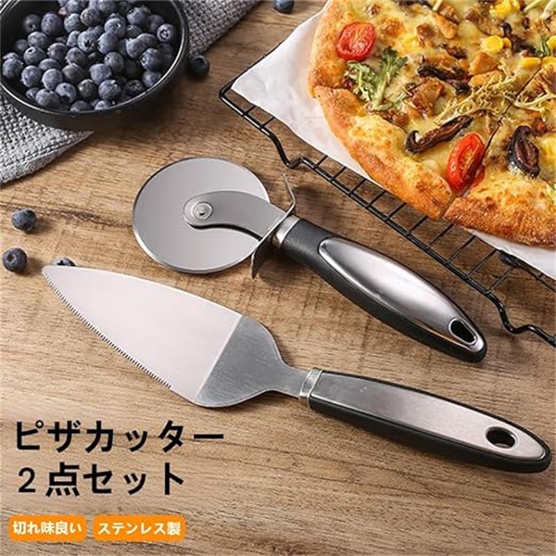 【製品仕様】：ピザカッター：サイズ：21.3cm×7.8cm、重量（約）：105G。 ケーキスパチュラ：サイズ：27.5cm×5.6cm、重量（約）：100G。 材質：ステンレス 【快適なデザイン】：ピザカッターはコロコロ転がすタイプで、ピザを綺麗に切れます、人間工学に基づいたグリップも滑りにくい。ピザの取り分けも簡単になりました！ 【高品質な素材】：こちらのピザカッターは高品質なステンレスを採用しており、切れ味良い、使いやすい。食洗機対応可能で、お手入れも楽。耐久性があり、長くご利用いただけます。 【ギザ刃のナイフ】：ギザ刃のナイフカッターはのこぎりのような使い方ができ、ピザ・ケーキをはじめとするあらゆる食材の処理に適しています。 【安心保証】:私たちはお客様にご満足いただけますよう最善を尽くしておりますので、もし何かご不明な点がございましたら、お気軽にメールにてお問い合わせください。【製品仕様】：ピザカッター：サイズ：21.3cm×7.8cm、重量（約）：105G。 ケーキスパチュラ：サイズ：27.5cm×5.6cm、重量（約）：100G。 材質：ステンレス 【快適なデザイン】：ピザカッターはコロコロ転がすタイプで、ピザを綺麗に切れます、人間工学に基づいたグリップも滑りにくい。ピザの取り分けも簡単になりました！ 【高品質な素材】：こちらのピザカッターは高品質なステンレスを採用しており、切れ味良い、使いやすい。食洗機対応可能で、お手入れも楽。耐久性があり、長くご利用いただけます。 【ギザ刃のナイフ】：ギザ刃のナイフカッターはのこぎりのような使い方ができ、ピザ・ケーキをはじめとするあらゆる食材の処理に適しています。 【安心保証】:私たちはお客様にご満足いただけますよう最善を尽くしておりますので、もし何かご不明な点がございましたら、お気軽にメールにてお問い合わせください。