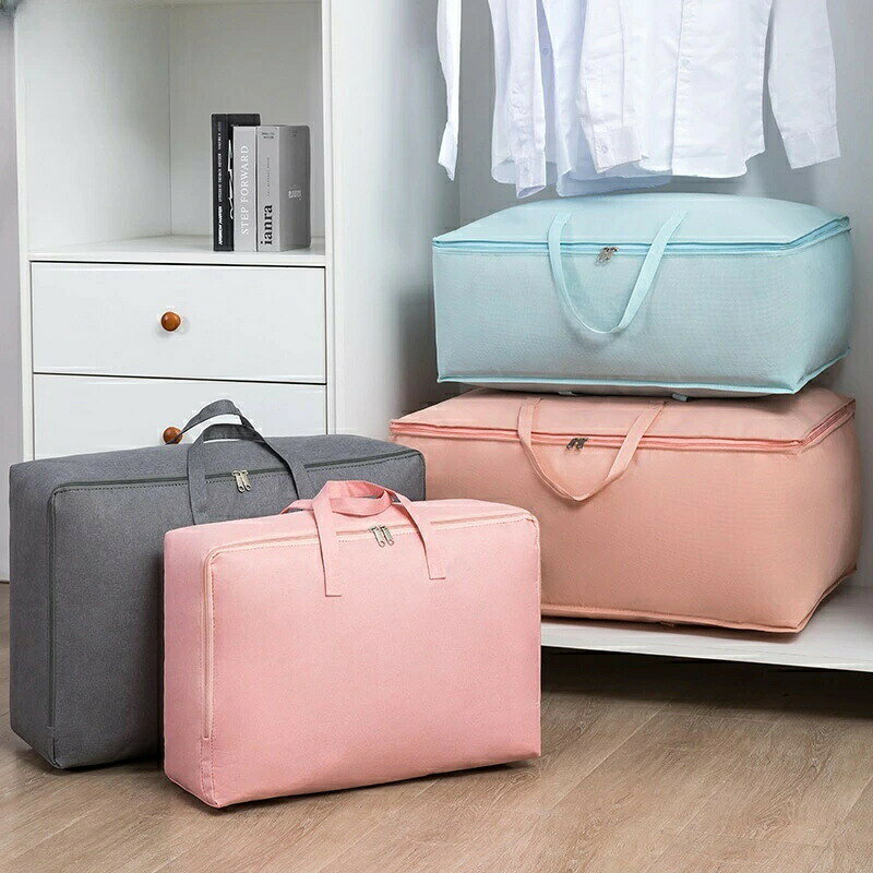 ■ この商品の特徴 ● 軽量な無紡布素材：中身を入れても持ち運びが楽で、収納時も負担になりません。 ● すっきり立方体形状：布団や衣類を立てて収納でき、押し入れ内が整理整頓しやすくなります。 ● コンパクトにたためる：使用後は小さく畳んで保管できるので、場所を取りません。 ■ 詳細な機能 【軽さと扱いやすさにこだわった素材】 中身をたっぷり入れても重くならない軽量無紡布を採用しました。女性やご年配の方でも楽に持ち運びができ、高い場所への収納も負担軽減。柔らかい素材感で、収納中も中身を傷めにくい設計です。 【中身を守る撥水加工と立体的な収納力】 表面に撥水加工を施しているため、ちょっとした水滴や湿気から中身を守ります。四角い立方体形状は空間を効率的に使い、ふわふわした布団もすっきり収納。ファスナー開閉でホコリよけにもなります。 ■ 使用シーン ● 季節の衣替えで使わない布団の押し入れ収納に。 ● クローゼットや押し入れの中の衣類・小物の整理に。 ● 引っ越しや旅行時の荷物まとめ、一時的な保管に。■ この商品の特徴 ● 軽量な無紡布素材：中身を入れても持ち運びが楽で、収納時も負担になりません。 ● すっきり立方体形状：布団や衣類を立てて収納でき、押し入れ内が整理整頓しやすくなります。 ● コンパクトにたためる：使用後は小さく畳んで保管できるので、場所を取りません。 ■ 詳細な機能 【軽さと扱いやすさにこだわった素材】 中身をたっぷり入れても重くならない軽量無紡布を採用しました。女性やご年配の方でも楽に持ち運びができ、高い場所への収納も負担軽減。柔らかい素材感で、収納中も中身を傷めにくい設計です。 【中身を守る撥水加工と立体的な収納力】 表面に撥水加工を施しているため、ちょっとした水滴や湿気から中身を守ります。四角い立方体形状は空間を効率的に使い、ふわふわした布団もすっきり収納。ファスナー開閉でホコリよけにもなります。 ■ 使用シーン ● 季節の衣替えで使わない布団の押し入れ収納に。 ● クローゼットや押し入れの中の衣類・小物の整理に。 ● 引っ越しや旅行時の荷物まとめ、一時的な保管に。