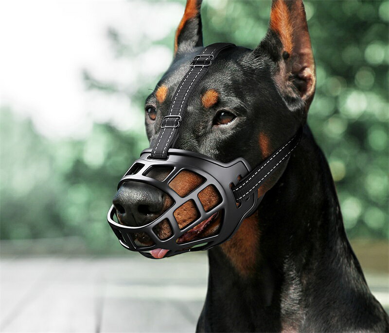 強靭なゴムとプラスチックの合成素材で作られた犬の口カバーで、耐久性があり、快適で通気性があります。 犬にこのマスクをつけさせて、むやみに食べたり吠えたりしないようにしてください。広いメッシュポートは、通気放熱に影響しません。 夜間の反射コーティングを施したバンド（またはナイロンバンド）は、犬に掻き落とされないようにマスクを安定して固定することができます。柔らかいベルトは犬に怪我をさせません。 6つのサイズがあり、さまざまなサイズの犬の装着に対応でき、犬の口周りと口の長さに合わせて適切なサイズを選択することができます。 あなたのペットの犬はいたずらをしたり、むやみに吠えたり噛んだりして、あなたを悩ませているかもしれません。このマスクをつけさせて、穏やかな方法であなたの犬を大切にします。
