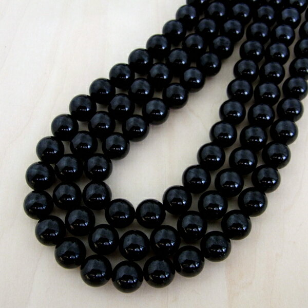 ★☆★・☆★☆・★☆★・☆★☆・★☆★・☆★☆マイナスイオン◆ブラックトルマリン★☆★・☆★☆・★☆★・☆★☆・★☆★・☆★☆トルマリンといえば、電気石とも呼ばれ、強いマイナスイオンを放ち、気持ちをリラックスさせると言われています。忙しい日々の中でリフレッシュしたい、なごめる時間を大切にしたいと思っている方にはぴったりのパワーストーン。また古来より強い魔よけの力があると信じられていて、「ひらめき・を与える石」としてお守りの石としても有名。リラックス効果により、集中力も高まると言われています。クリエイティブな仕事をしている方や、リラックスを必要としている方には特におススメです！------------------------------------ ■サイズ・容量：　長さ約39cm、一連 ■産地：　マダガスカル ■規格：　ブラックトルマリン（天然石）　 ■注意事項※こちらはビーズ（素材）の一連売りです。ネックレスではございません。※画像の商品は参考商品です。※表記サイズはあくまで目安であり、多少の前後が生じる場合があります。※撮影時の照明の具合やご使用のモニター環境、天然特有の個体差等により実際とは色合いが異なる場合がございます。※天然素材特有のクラック・内包物（インクルージョン）を有する場合がございます。※天然由来の傷やインクルージョン、ヘコミなどは不良の扱いにはなりません。※天然素材のため同じ種類の石でも色味・模様などが異なります。 ※連売りのため、割れ・欠けのある粒も含まれています。予めご了承下さい。※僅かですが玉数が異なる場合がございます。