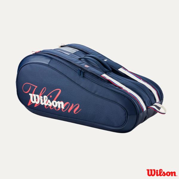 ウィルソン USオープン 2026 12PK ラケットバッグ　ネイビー / WR8056701001 US OPEN BAG COLLECTION スポーツとファッションが交差する、US OPEN 2026限定コレクション。 最大12本のラケットを収納できる3つのメインコンパートメントを備え、ラケット、ウェア、シューズ、アクセサリーをすっきり整理して収納可能。 大型サイドポケットや快適なショルダーストラップを搭載し、遠征や試合にも最適です。 ブランド ウィルソン サイズ 74×41×33cm 機能 ラケット収納本数：12本 素材 ポリウレタン/ポリエステル カラー ネイビー Wilson / ウィルソン スポーツ王国アメリカで育まれたスポーツ用品の老舗ブランド。テニス、ゴルフ、そしてベースボールをはじめとする各種のチームスポーツの歴史と共に歩みつづけ、幅広いレベルのプレイヤーから絶大な信頼を得ています。 商品在庫は実店舗と共有の物ですので、更新が遅れ品切れになっている場合もございます。品切れの際はメーカー取り寄せとなります。メーカも品切れの場合はご注文をキャンセルさせて頂く場合もございますので、その際は御容赦ください。