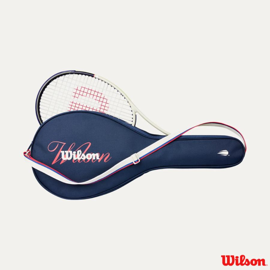 ウィルソン USオープン 2026 ラケットカバー　ネイビー / WR8057301001 スポーツとファッションが交差する、US OPEN 2026限定コレクション。ラケット1本を収納できるシンプルな設計に、小物や貴重品の収納に便利なジッパーポケットを搭載。長さ調整可能なストラップとハンギングループを備え、持ち運びや保管にも便利なアイテムです。 ブランド ウィルソン サイズ 73×30×2cm 機能 小物や貴重品の収納に便利なジッパーポケットを搭載。長さ調整可能なストラップとハンギングループ カラー ネイビー Wilson / ウィルソン スポーツ王国アメリカで育まれたスポーツ用品の老舗ブランド。テニス、ゴルフ、そしてベースボールをはじめとする各種のチームスポーツの歴史と共に歩みつづけ、幅広いレベルのプレイヤーから絶大な信頼を得ています。 商品在庫は実店舗と共有の物ですので、更新が遅れ品切れになっている場合もございます。品切れの際はメーカー取り寄せとなります。メーカも品切れの場合はご注文をキャンセルさせて頂く場合もございますので、その際は御容赦ください。
