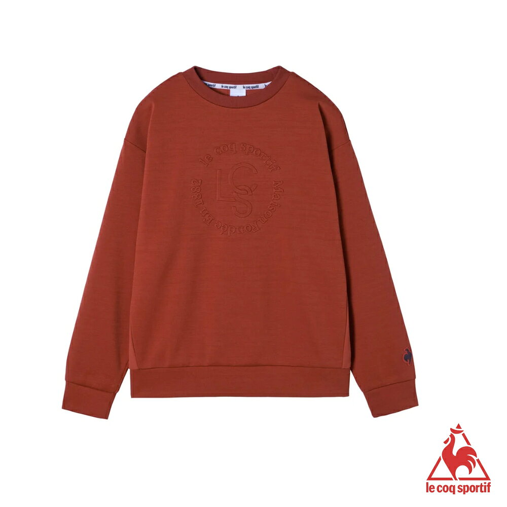 ルコック アクティブスウェット クルーネック　レッド / LT5FSW41L-RD00 Active SWEATシリーズ。 表と裏で異なる質感の素材を 1 枚にした上品な素材を採用したクルーネックスウェット。 素材の特徴を生かし、両脇を切り替えて裏使い仕様に。 動きやすいフィット感を備えながらも体のラインを拾いにくいシルエット。 前身に大胆に配置したエンボスデザインがポイント。 ブランドロゴは、シリコンとスエード調の布地を組み合わせたワッペンを採用し上品さを演出した仕様に。 ●素材/着心地 表はふくらみのある高品位な表面感、裏はサラッとした触り心地。表と裏で異なる質感の素材を 1 枚にした上品な素材を採用。 また、 “ヘランカを贅沢に使用” し、優れたストレッチ性を実現。 ●シルエット 動きやすいフィット感を備えながらも体のラインを拾いにくいシルエット。アクティブなスポーツシーンや日常でも活躍する1枚。 ブランド ルコック 素材 ポリエステル カラー レッド 機能 吸汗/ストレッチ/UV CUT(UPF50+) 詳しいサイズ規格表はこちら le_coq_sportif / ルコック 1882年、フランスで創業のスポーツウェアのルコックスポルティフ。スポーツブランドが考える健康的でアクティブなライフスタイルを提案します 商品在庫は実店舗と共有の物ですので、更新が遅れ品切れになっている場合もございます。品切れの際はメーカー取り寄せとなります。メーカも品切れの場合はご注文をキャンセルさせて頂く場合もございますので、その際は御容赦ください。