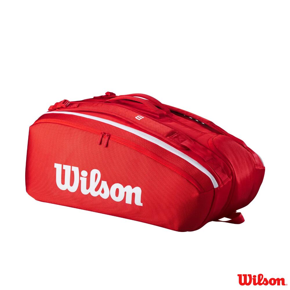 ウィルソン スーパーツアー ウィルソンレッド 15PK 2025 Red / WR8036601001 Wilsonバッグのシグネチャーシリーズ・SUPER TOUR（スーパーツアー）がアップデートし登場。 世界を転戦する選手たちの要望に応える為、軽量且つ耐久性の高いポリエステルを採用。また、人体工学に基づき設計された新設計のストラップは身体への負担を軽減。 ラケットや衣類等の収納にぴったりなメインの収納部は3室に分かれており、ラケットを最大15本収納可能。 メインの収納部の内2室にはサーモガード加工が施され、外部の気温上昇による影響を防ぐ。 両面のフロント部に小物を収納可能なジッパー付ポケット。前面部には貴重品等の収納に最適なジッパー付ポケット。 メインの収納部とは分かれて収納可能なシューズ用ポケットを搭載。 ブランド ウィルソン サイズ 76x45x34cm 機能 ラケット15本まで収納可(中厚のラケットを基準) 素材 ポリエステル カラー レッド Wilson / ウィルソン スポーツ王国アメリカで育まれたスポーツ用品の老舗ブランド。テニス、ゴルフ、そしてベースボールをはじめとする各種のチームスポーツの歴史と共に歩みつづけ、幅広いレベルのプレイヤーから絶大な信頼を得ています。 商品在庫は実店舗と共有の物ですので、更新が遅れ品切れになっている場合もございます。品切れの際はメーカー取り寄せとなります。メーカも品切れの場合はご注文をキャンセルさせて頂く場合もございますので、その際は御容赦ください。