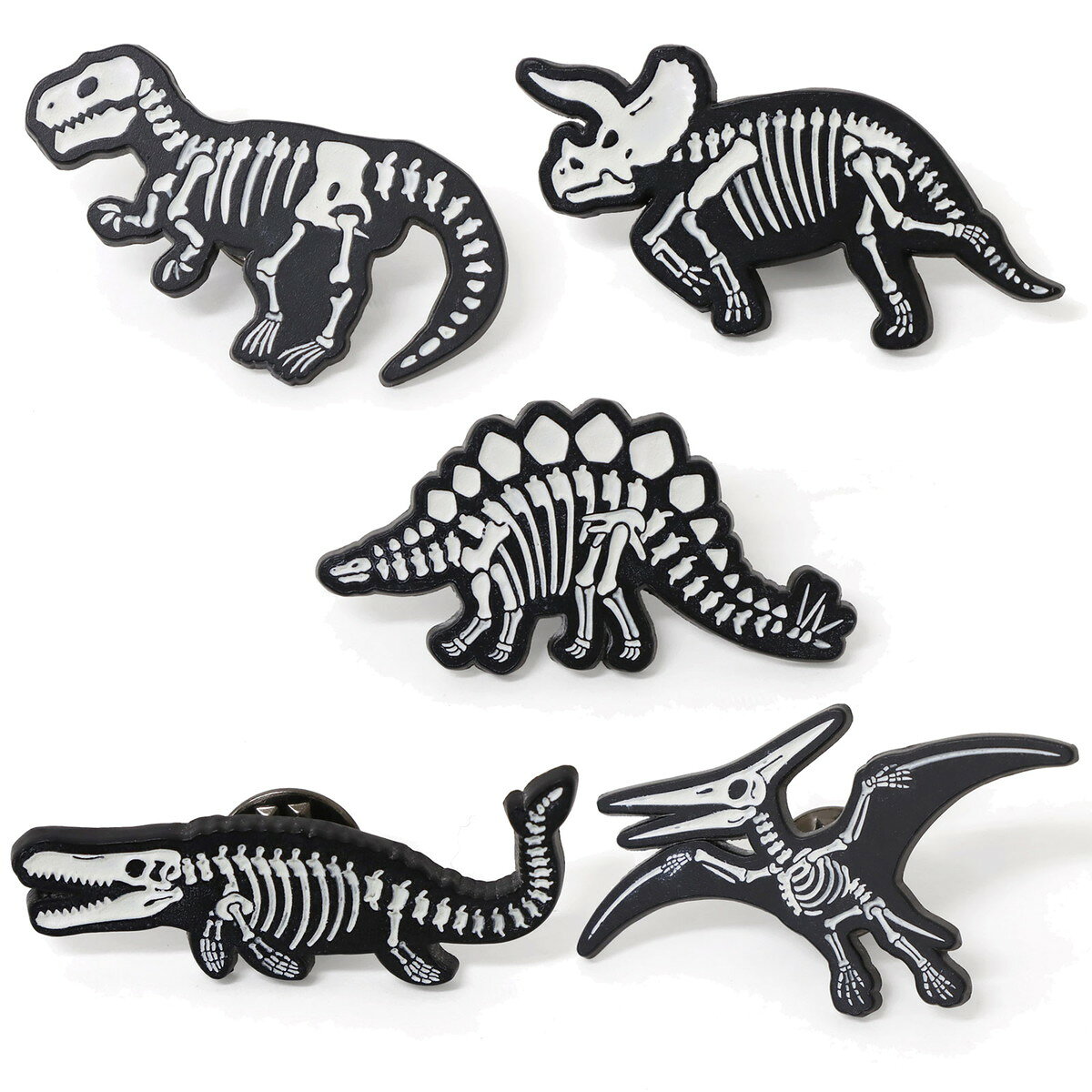 ●本体サイズ：4.0×2.7cm●重量：7g●パッケージタイプ：PP袋入り●製品素材：亜鉛合金●生産地：中国●注意書き：モニター発色の具合により、実物とは色合いが異なる場合がございます。暗闇で恐竜の骨格がほわっと光る！人気の高い恐竜界のスターたちのピンズcollection☆細部までこだわって描き起こしたオリジナルデザインの恐竜骨格を、ピンバッチに落とし込んだコレクションアイテムです！蓄光仕様で、暗闇では骨格がやさしく発光。まるでナイトミュージアムの展示が動き出したかのような、ワクワクする世界観をお楽しみいただけます♪バッグや帽子、ジャケットのアクセントに！恐竜好きさんはもちろん、ギフトにもおすすめです！ティラノサウルス、トリケラトプス、ステゴサウルス、モササウルス、プテラノドンの5種類からお選びいただけます。メーカー希望小売価格はメーカーサイトに基づいて掲載しています