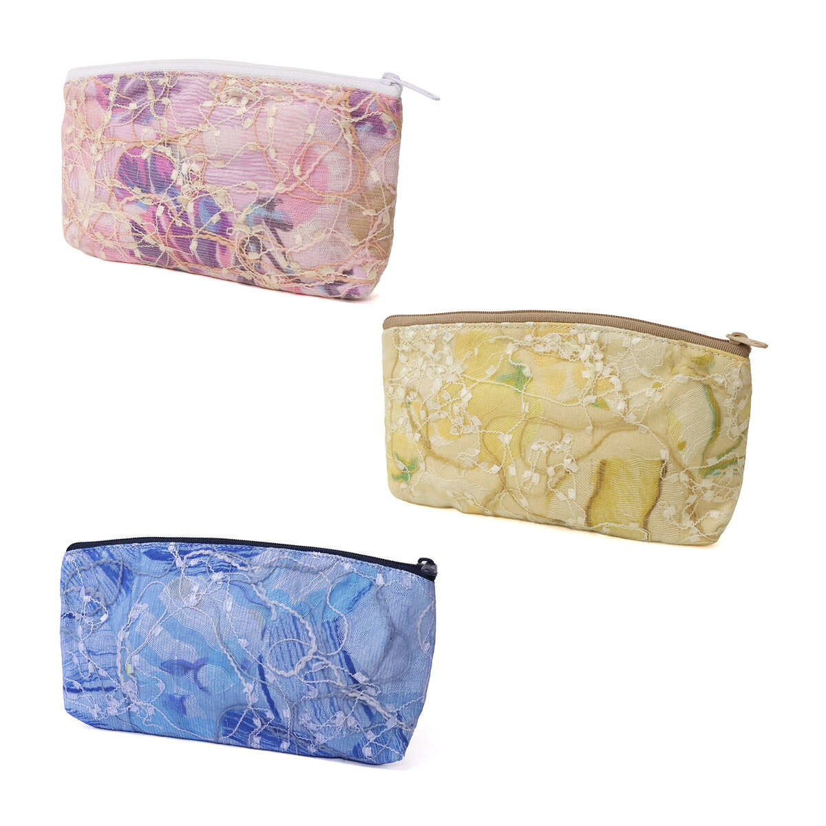 ●本体サイズ：20.0×12.0×2.0cm●重量：93g●パッケージタイプ：PP袋入り●生産地：インド●注意書き：モニター発色の具合により、実物とは色合いが異なる場合がございます。シルクの光沢とレースの透け感が美しいポーチ約20×12cmのほどよいサイズ感が◎コスメやアクセサリーの収納に最適です！ピンク、イエロー、ブルーの3色、各1個のセットです。メーカー希望小売価格はメーカーサイトに基づいて掲載しています
