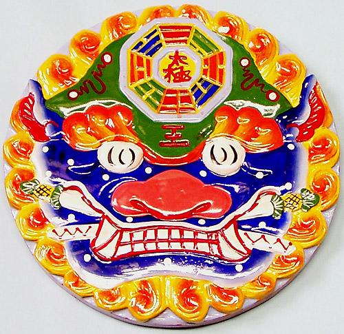 大きさ/径約20センチ 材質：木に彩色 獅子は中国古代から伝わる瑞獣で、宮廷や寺院などの神聖な建築の守護者であり、釈迦様の左側に侍従した文殊菩薩の乗る神獣でもある。この牌は風水に使われ、周囲に八卦があるものもあり、外から入ってくる悪い気を抑...