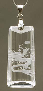 大きさ：高さ約32ミリ　幅最大約15ミリ　厚さ最大約10ミリ 材質：本水晶 龍は手彫りのため文様が多少変わることがあります。 天然ですので自然なクラックなどが入ることがあります。 また画像もモニタ環境によって色や明るさが多少異なることがあり...