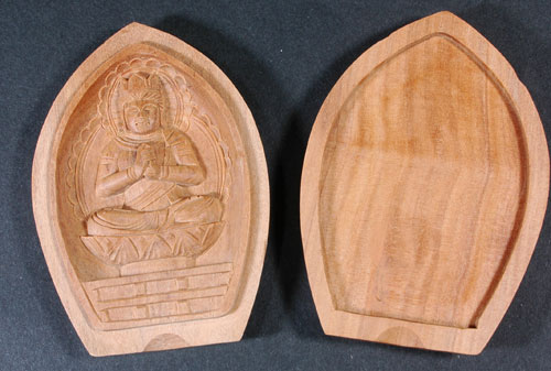 白檀木彫大日如来仏合（専用袋付き） 大きさ：縦約6センチ×横約5センチ ※天然白檀製で1つ1つ手彫りのため、見本画像と実物が、色や形で多少異なっている場合もございますので、あらかじめ御了承下さい。 また、専用袋は何色かございますが、色は御選択できませんので、御了承下さい。 すべての仏様は大日如来の化身といわれ、宇宙創造主であり密教の中の最高位にあり、サンスクリット語を音訳して毘盧遮那仏（びるしゃなぶつ）ともいわれます。宝冠をかぶり瓔珞といわれる珠のネックレスを身につけています。 時空を超越して、様々な因果の制約を越えて、全ての人間に大いなる恵みを与えてくれます。 未申年生まれ御本尊仏像でもあります。 梵字名バン　