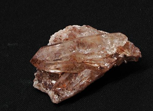 大きさ：全長約60ミリ幅約55ミリ 重さ：約40g ヒマラヤ産の天然の水晶のクラスタです。 水晶クラスターは、多方面からな邪気をはじく力があるといわれ、また、パワーを広範囲に放出し、その場所の気の流れを正常にするともいわれています。様々な場...