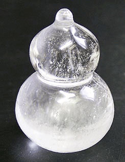 本水晶瓢箪(小） 大きさ：高さ4センチ　幅約2.7センチ 天然水晶のパワーと瓢箪のパワーが一緒になりました！ 　瓢箪のおもな作用は、家やそこに住む人を旺盛にすることつまり開運、そのつぎが悪い気の解消（化サツ)である。昔、瓢箪は医術を象徴する...