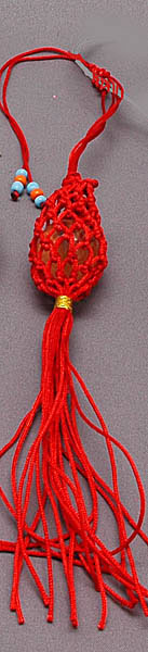 大きさ：全長約30センチ 朱雀が彫り込まれた20ミリの水晶玉付 （天然水晶） 心をこめて手編みで作られた網の袋です。 赤は朱雀星君をあらわし、南を守護する。 赤は鳳凰の形をした瑞獣のシンボルカラーで、朱雀は赤い不死鳥を指し、開けた野原を象徴...