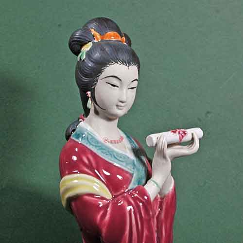 中国伝統衣装をまとった仕女（陶器)