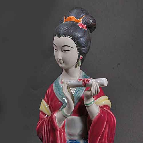 中国伝統衣装をまとった仕女（陶器)