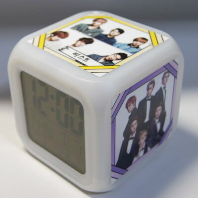 1辺の長さ：8cm 7色に変化するアラーム温度計付き置き時計 DEMO、ON、OFFfスイッチあり 底のTAPボタンを押すとすぐにデモが始まります。 単4電池4個で光稼動、ボタン電池2個で時計稼動 4面に貼っている写真は様々ですので、ご選択...