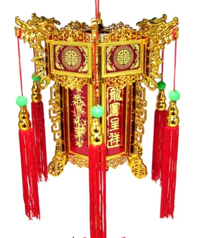 宮燈　六角ランタン　ペア ランタンは中国古来からの照明器具で、中でも宮殿や楼閣に使用されたものを宮燈と呼ばれています。 現在でも中国の古い家屋や、寺社などで、通常は一対で玄関や入り口に飾られています。木製で中華風のインテリアとしても最適です。 ドラマや映画やCMなどの装飾セットとして、また中華料理店や自宅の玄関前装飾としてもご利用下さい。 ・灯りは付属しませんので、必要でしたら、サイズにあるものをご自分でご購入ください。 本商品はプラスティック製のペアミニランタンです。簡単な組み立て式で、中華料理店などの装飾に最適です！遣わないときにはコンパクトに仕舞っておけます。 【組み立て方図参照】 簡単な組み立て式になっています。 　?外枠を広げます（左画像2枚目） 　?側板（下）を順番にはめます（左画像3枚目） 　?そのあとで側板（上）をはめて行きます（左画像4枚目） 2ケセット（1ペア＝2個入り） ・サイズ　各　直径18cm×高さ17cm ・全長　47cm（吊るし時） ・重量　各約170g ・プラスティック製　