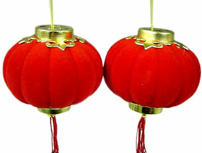 ランタンは中国古来からの照明器具で、中でも宮殿や楼閣に使用されたものを宮燈と呼ばれています。 現在でも中国の古い家屋や、寺社などで、通常は一対で玄関や入り口に飾られています。木製で中華風のインテリアとしても最適です。 ドラマや映画やCMなどの装飾セットとして、また中華料理店や自宅の玄関前装飾としてもご利用下さい。 このランタンは南瓜のような可愛い形のフェルト製ランタンで、上の紐には吸盤が付いていますので、車のフロントガラスなどに付けることもできます。ちょっとしたアクセントで、中国気分を演出できます。 ・サイズ　φ3cm×高さ3cm ・全長　16cm（吸盤から房下部まで） ・重量　約3g ・吸盤付き ・フェルト製 ・中国製　