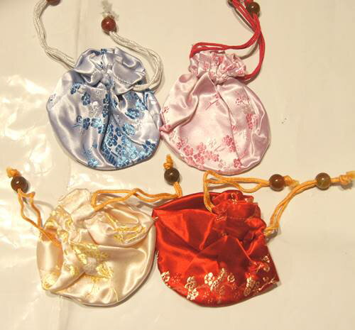 梅柄サテン地巾着・6個セット(色アソート入り) 【大特価品・返品不可】 3,600円のところ→1000円(税込み=メール便発送)