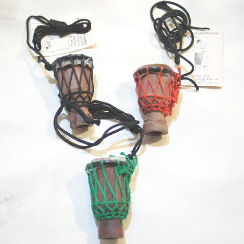 セネガル・マンディガ族のドラム（太鼓） ドラムアンサンブルの中の低音部を担当する。皮は山羊皮製 楽器の大きさ：約5cm（個別で大きさが違います）　