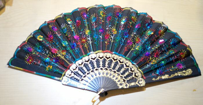 マルチカラースパンコール付き刺繍レース扇子(七彩＝マルチカラー刺繍・黒)