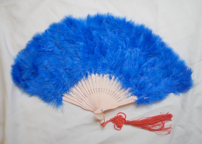 一世を風靡した、あの羽毛扇（別名ジュリアナ扇子）です！ 従来は中国の貴婦人たちが優雅に風を楽しむための扇子でしたが、日本では別名ジュリアナ扇子。チャイナドレスにぴったりマッチします。 ・サイズ　約28cm ・重量　約75g ・色　ピンク、赤、白、黒、黄色、水色ほか ・柄　プラスチック製 ・中国製 ※再入荷のたびに色合いや作りが若干変わる場合もございます