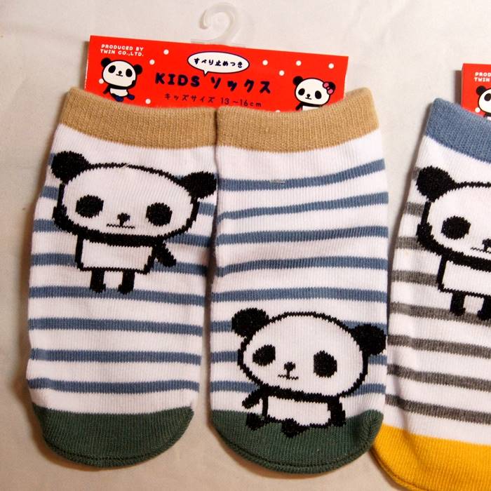 キッズ用のソックスなので、靴下底に滑り止めが付いています。 素材：綿＋ポリエステル＋ナイロン＋ポリウレタン サイズ：KIDSサイズ 13〜16cm 生産：中国