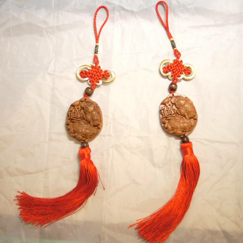 金運アップの代表のひとつ銭蛙　風水木彫り金蟾飾り 大きさ：金蟾の高さ約4cm×5cm 全体の長さ約35cm 材質：木製 この蛙は普通のと違い、本来4本ある足が3本しかなく、口からお金を出してくれる蛙である。伝説によるとこの蛙は妖怪であったが...