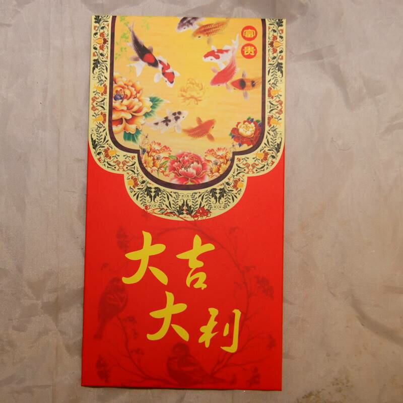 ※値引き大特価 利是袋（りーしーとい）とは、紅包ともいわれ、中国で使われるご祝儀袋。日本ではポチ袋と呼ばれたりします。お年玉だけでなく、結婚式やおめでたい宴会のとき、また子供にお小遣いをあげるさいなどに使われます。本商品はお目出度いモチーフの利是袋のお徳用セットです。お年玉のほかちょとしたご祝儀にも使用できます。 ・サイズ　16.8cm×8.8cm ・種類：大利大吉（「大吉＝とても縁起が良い、大吉」「大利＝とても順調」という意味） ・お札は折らずに入れられます ・中国製
