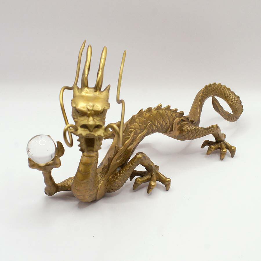 龍は中国で最強のシンボルです。以前中国では五爪の龍は天子の象徴として一般人がモチーフに使用することを禁じられていました。そのため古い龍は全て四爪か三爪で描かれています。本商品はそんなタブーはものともせず、五爪の龍を再現した好運をもたらすと言...