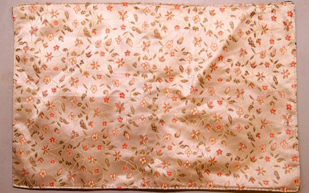 サテン生地 ティーマット 花柄 ベージュ色 22×31cm