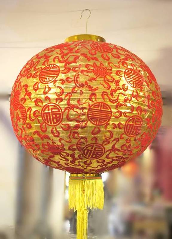 ランタンは中国古来からの照明器具で、中でも宮殿や楼閣に使用されたものを宮燈と呼ばれています。 現在でも中国の古い家屋や、寺社などで、通常は一対で玄関や入り口に飾られています。木製で中華風のインテリアとしても最適です。 ドラマや映画やCMなどの装飾セットとして、また中華料理店や自宅の玄関前装飾としてもご利用下さい。 ・灯りは付属しませんので、必要でしたら、サイズにあるものをご自分でご購入ください。 大サイズ（18インチ）の中華ランタンで、金色が目立つ豪華な仕様です。 ・サイズ　直径φ約37cm ・上部開口部　直径10cm ・吊るし時全長　約68cm ・布製 ・中国製 【ランタンの組み立て方】 1　骨組みの下部をランタン底部の溝に合わせる 2　ランタン上部の縁を持って待ち上げる 3　ランタン上部穴に骨組みの凸部分を入れる 4　出来上がりです　