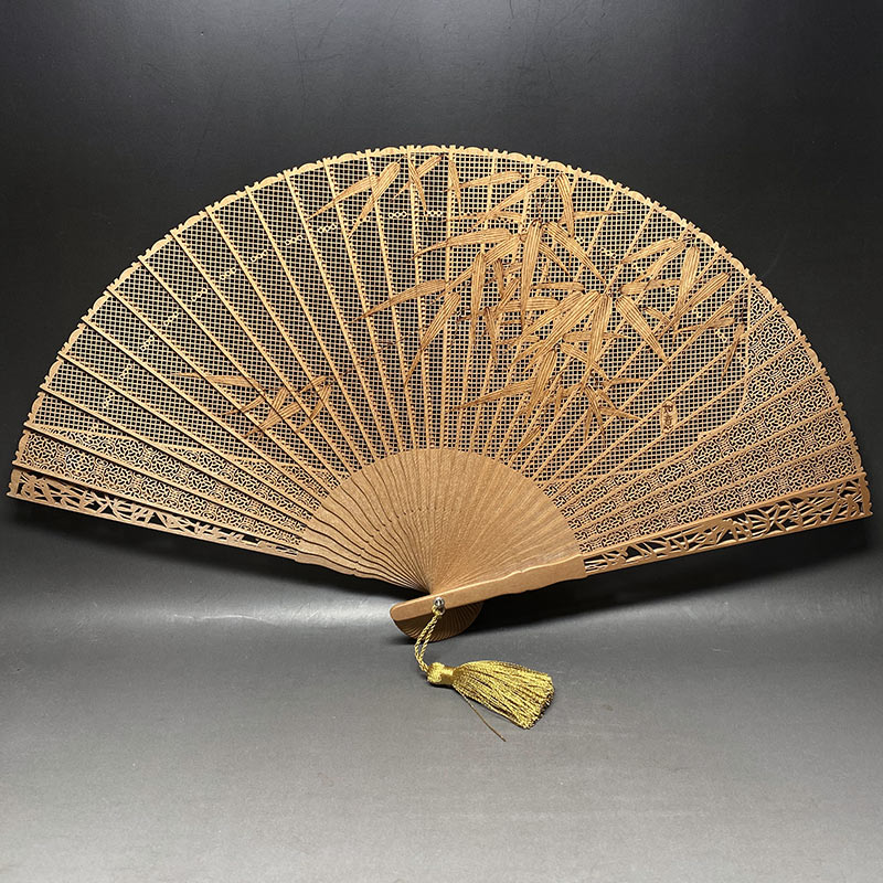 高級白檀扇子 透かし彫り手焼き竹図 iw240831a01のサムネイル