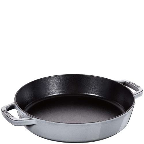 商品情報商品名：ストウブ 両手フライパン ラウンド 20cm グレー 40511－660メーカー型番：2285500JANコード：3272340023675入り数：1サイズ(外形寸法mm)：底径：175サイズ(内形寸法mm)：φ195 深さ：45重量：1.7kg材質：-電磁調理器：200Vオーブン：○商品について●三ツ星シェフが大絶賛。ミシュランの星付有名レストランの数多くのシェフが好んで使用するストウブ社(本社：フランスチュルケムTURCKHEIM)●ストウブ社の製品は独自の黒マットエマイユ加工により、さらに使いやすさがアップします。従来のホーロー加工とは異り、ザラザラ感を出しています。油が馴染みやすく焦げ付きません。しかも、使用方法やお手入れ方法は簡単で、食物の酸にも負けません。●200V電磁調理器は非常にパワーがある為、鍋の変形防止・安全面からボリュームは中以下で、鍋の状態、内部の温度には細心の注意をお願いします。配送料について【ご注意】画面上の色はブラウザやご使用のパソコンの設定により実物と異なる場合があります。