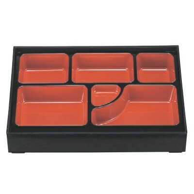 商品情報商品名：尺2寸松花堂用箸置付D．X仕切朱天黒寸法：幅336×奥行248×高さ42メーカー：若泉漆器お届け数（合計）：1材質・素材：ABS樹脂・熱可塑性樹脂商品コード：fp1-1-361-3[特記事項]原産国：日本非常に耐久性があり、衝撃に大変強いため割れにくく塗料の密着も強いので色がはげにくくなっておりますが、食器洗浄機を使用しますと変形する場合がありますので避けて下さい。（耐熱温度60℃～70℃）配送料について【ご注意】画面上の色はブラウザやご使用のパソコンの設定により実物と異なる場合があります。