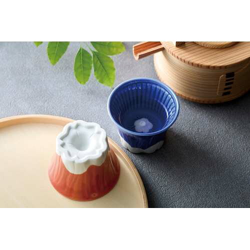 ■商品説明■商品名：富士山おちょこ 青メーカー：ヤマコーメーカー品番：21-270-07外形寸法：幅口径4.5×5.6cm(mm)お届け数：1商品コード：78718【配送料について】【ご注意】画面上の色はブラウザやご使用のパソコンの設定により実物と異なる場合があります。