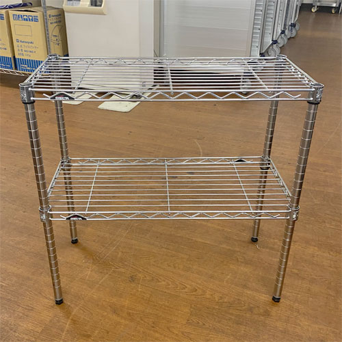 ■ 商品について ■■ 商品概要 ■商品名：ワイヤーシェルフ外形寸法：W750×D350×H730(mm)型式：不明年式：不明付属品：なし説明書：なし保証期間：なしランク：B特記事項：- 販売店：テンポス立川店（東京都立川市）からの配送です。この商品は中古ですので1品ものです。店頭販売もしておりますので、売り切れる場合が御座います。売り切れた場合は、迅速にペ-ジの更新をするよう心掛けておりますが、リアルタイムではございません。掲載商品が完売している場合もありますのでご了承ください。在庫に関しましてはお気軽にお問合わせ下さい。■ ランクの規定について ■ランクN：未使用品、または一度も使用されていない。ランクS：数回程度使用されているものの、ほとんど未使用品と変わらない。ランクA：小傷、擦り傷が見られるが、大きな欠点もなく、程度が良い。ランクB：中小傷が見受けられるが、十分使用できる。ランクC：傷が多く、大きな傷も数箇所見受けられるが、使用に問題はない。■ 配送等について ■この商品は、全国配送料無料にてお届けいたします。北海道・沖縄・離島や一部地域では追加配送料が発生致します。商品は車上渡しでのお届けです。ガス接続工事、及び給排水工事は承ることが出来かねます。お客様にて手配頂きますようお願い致します。【買取について】テンポスでは買取・再生事業を展開致しております。全国年間15,000件以上の買取実績！まずはお気軽に無料査定をご利用くださいませ！厨房機器用品、家具、食器、調理道具の買取も承っております。詳しくは「テンポス買取ドットコム」へ。※型式や仕様度合いによって一部買取不可商品もございます。予めご相談ください。店舗・厨房、中古厨房機器。厨房用品なら、テンポスドットコムにお任せ下さい！【補助キーワード】中古ワイヤーシェルフ,中古食器棚