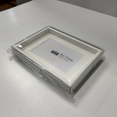 ■ 商品概要 ■商品名：フォトフレーム 白外形寸法：W220×D350×H160(mm)メーカー：不明型式：不明年式：不明保証期間：なしランク：B特記事項：- 販売店：テンポス川口イス・テーブル専門館（埼玉県川口市）からの配送です。この商品は中古ですので1品ものです。店頭販売もしておりますので、売り切れる場合が御座います。売り切れた場合は、迅速にペ-ジの更新をするよう心掛けておりますが、リアルタイムではございません。掲載商品が完売している場合もありますのでご了承ください。在庫に関しましてはお気軽にお問合わせ下さい。■ ランクの規定について ■ランクN：未使用品、または一度も使用されていない。ランクS：数回程度使用されているものの、ほとんど未使用品と変わらない。ランクA：小傷、擦り傷が見られるが、大きな欠点もなく、程度が良い。ランクB：中小傷が見受けられるが、十分使用できる。ランクC：傷が多く、大きな傷も数箇所見受けられるが、使用に問題はない。■ 配送等について ■この商品は、全国配送料無料にてお届けいたします。北海道・沖縄・離島や一部地域では追加配送料が発生致します。商品は車上渡しでのお届けです。ガス接続工事、及び給排水工事は承ることが出来かねます。お客様にて手配頂きますようお願い致します。【買取について】テンポスでは買取・再生事業を展開致しております。全国年間15,000件以上の買取実績！まずはお気軽に無料査定をご利用くださいませ！厨房機器用品、家具、食器、調理道具の買取も承っております。詳しくは「テンポス買取ドットコム」へ。※型式や仕様度合いによって一部買取不可商品もございます。予めご相談ください。店舗・厨房、中古厨房機器。厨房用品なら、テンポスドットコムにお任せ下さい！【補助キーワード】中古フォトフレーム 白,