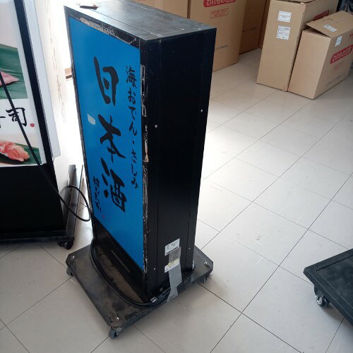 厨房機器と店舗用品 TENPOSの【中古】電飾看板(はなたれ) 幅480×奥行410×高さ1000 【送料別途見積】【業務用】【飲食店 店舗 店舗備品 電飾看板 スタンドサイン】｜アングル2