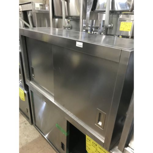 ■ 商品概要 ■商品名：吊戸棚外形寸法：W1100×D350×H600(mm)保証期間：なしランク：B特記事項：- 販売店：テンポス名古屋西店（愛知県名古屋市）からの配送です。この商品は中古ですので1品ものです。店頭販売もしておりますので、売り切れる場合が御座います。売り切れた場合は、迅速にペ-ジの更新をするよう心掛けておりますが、リアルタイムではございません。掲載商品が完売している場合もありますのでご了承ください。在庫に関しましてはお気軽にお問合わせ下さい。■ ランクの規定について ■ランクN：未使用品、または一度も使用されていない。ランクS：数回程度使用されているものの、ほとんど未使用品と変わらない。ランクA：小傷、擦り傷が見られるが、大きな欠点もなく、程度が良い。ランクB：中小傷が見受けられるが、十分使用できる。ランクC：傷が多く、大きな傷も数箇所見受けられるが、使用に問題はない。■ 配送等について ■この商品は、全国配送料無料にてお届けいたします。北海道・沖縄・離島や一部地域では追加配送料が発生致します。商品は車上渡しでのお届けです。ガス接続工事、及び給排水工事は承ることが出来かねます。お客様にて手配頂きますようお願い致します。【買取について】テンポスでは買取・再生事業を展開致しております。全国年間15,000件以上の買取実績！まずはお気軽に無料査定をご利用くださいませ！厨房機器用品、家具、食器、調理道具の買取も承っております。詳しくは「テンポス買取ドットコム」へ。※型式や仕様度合いによって一部買取不可商品もございます。予めご相談ください。店舗・厨房、中古厨房機器。厨房用品なら、テンポスドットコムにお任せ下さい！【補助キーワード】中古吊戸棚,中古吊戸棚