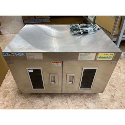 ■ 商品概要 ■商品名：包丁殺菌庫外形寸法：W700×D500×H442(mm)メーカー：イシダ型式：112型年式：2018年製電源：単相100V 50/60Hz共用コンセントプラグ：あり消費電力：38W付属品：写真の通り説明書：なし保証期間：納品日より1ヶ月(離島や一部地域では保証対象外とさせて頂きます。)ランク：B特記事項：- 販売店：テンポス長野店（長野県長野市）からの配送です。この商品は中古ですので1品ものです。店頭販売もしておりますので、売り切れる場合が御座います。売り切れた場合は、迅速にペ-ジの更新をするよう心掛けておりますが、リアルタイムではございません。掲載商品が完売している場合もありますのでご了承ください。在庫に関しましてはお気軽にお問合わせ下さい。■ ランクの規定について ■ランクN：未使用品、または一度も使用されていない。ランクS：数回程度使用されているものの、ほとんど未使用品と変わらない。ランクA：小傷、擦り傷が見られるが、大きな欠点もなく、程度が良い。ランクB：中小傷が見受けられるが、十分使用できる。ランクC：傷が多く、大きな傷も数箇所見受けられるが、使用に問題はない。■ 配送等について ■この商品は、購入金額や購入台数に関わらず、別途配送料金が発生致します。当商品の配送は車上渡しのみとなります。配送料金はご注文時に送信される自動配信メールの金額とは異なります。配送料金は、当店よりお送りさせて頂きますメールにてご確認ください。お見積をご希望のお客様は、配送先のご住所をご記入の上、お気軽にお問合わせください。ガス接続工事、及び給排水工事は承ることが出来かねます。お客様にて手配頂きますようお願い致します。【買取について】テンポスでは買取・再生事業を展開致しております。全国年間15,000件以上の買取実績！まずはお気軽に無料査定をご利用くださいませ！厨房機器用品、家具、食器、調理道具の買取も承っております。詳しくは「テンポス買取ドットコム」へ。※型式や仕様度合いによって一部買取不可商品もございます。予めご相談ください。店舗・厨房、中古厨房機器。厨房用品なら、テンポスドットコムにお任せ下さい！【補助キーワード】中古包丁殺菌庫,中古殺菌庫,中古消毒保管庫,